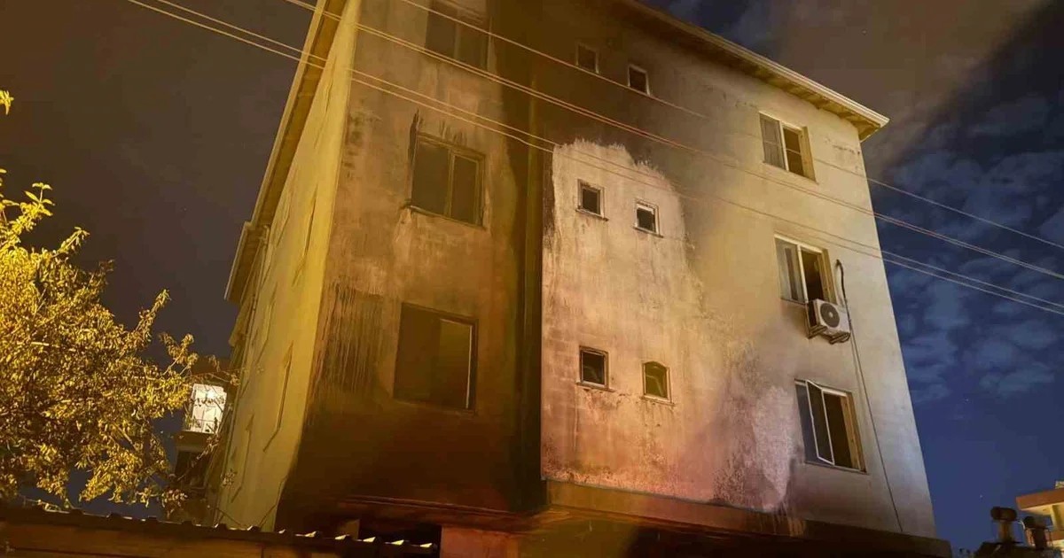 Serik'te otomobili çöp poşetli şüpheli kundakladı, alevler 3 katlı binaya sıçradı