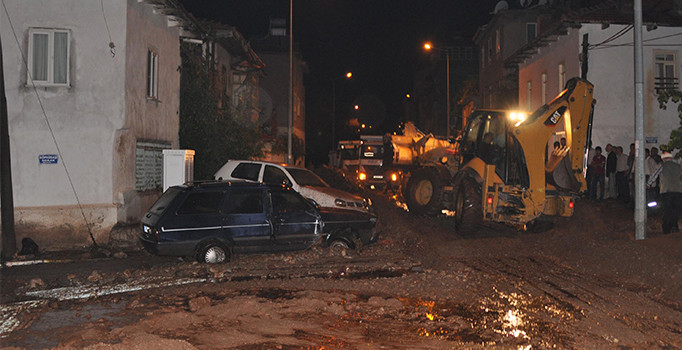 Serinhisar'da şiddetli yağmur, sel ve heyelana neden oldu