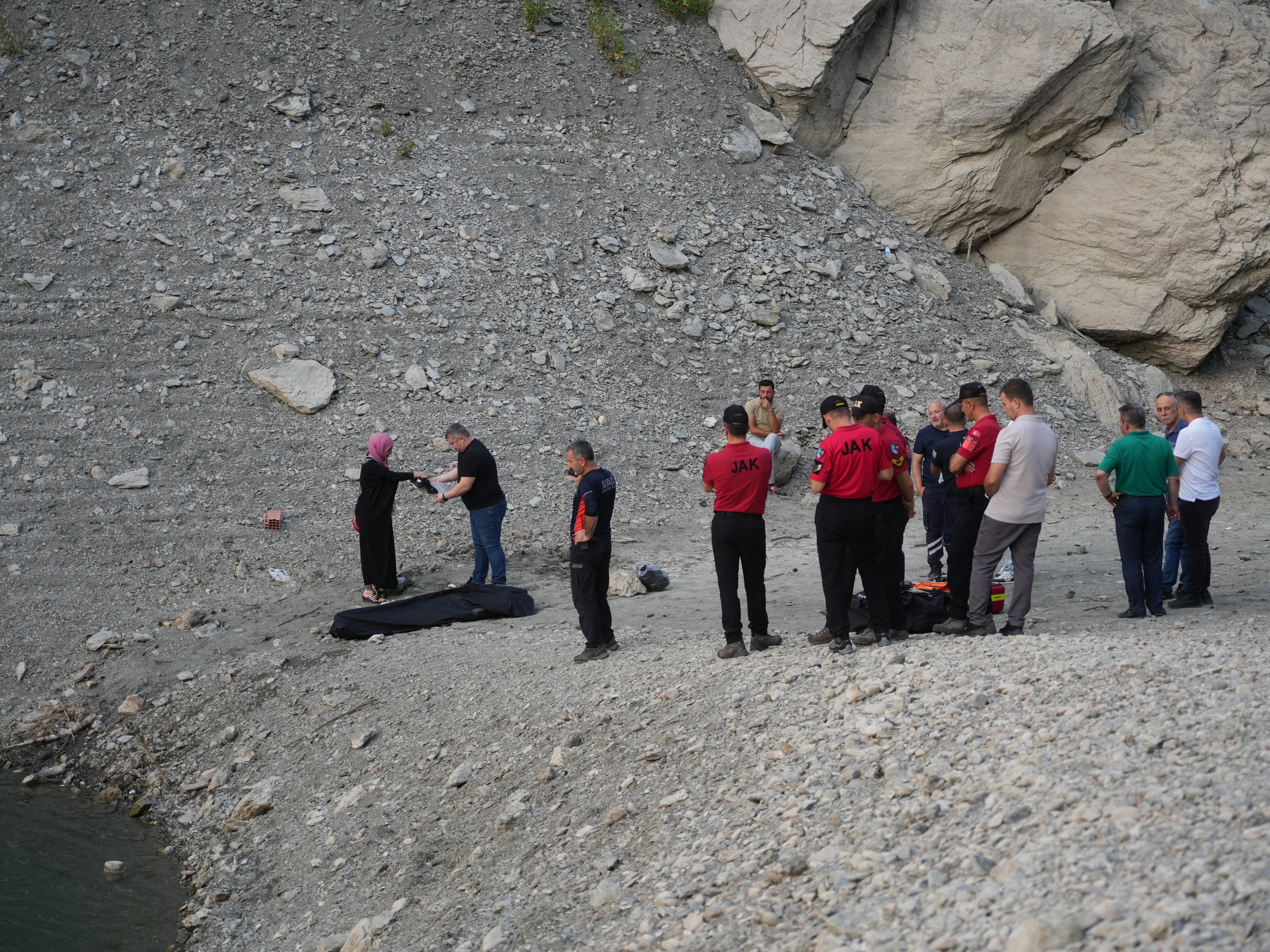 Serinlemek için baraj gölüne giren çocuk boğuldu