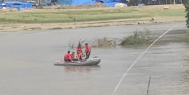 Serinlemek için Ceyhan Nehri'ne giren genç kayboldu