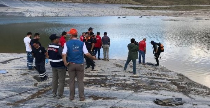 Serinlemek için gölete giren genç boğuldu