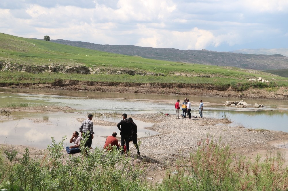 Serinlemek için Kızılırmak’a giren çocuklardan haber alınamıyor 