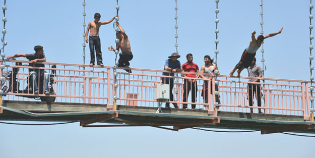 Serinlemek için ölümü göze alıyorlar!