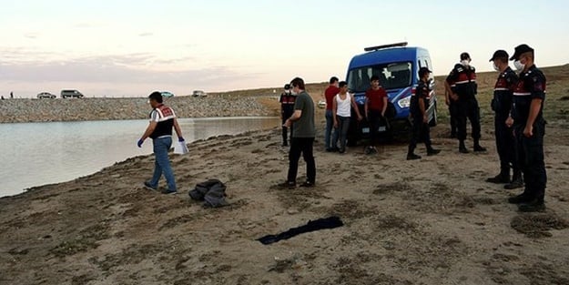 Serinlemek için suya giren adam eşinin gözü önünde can verdi