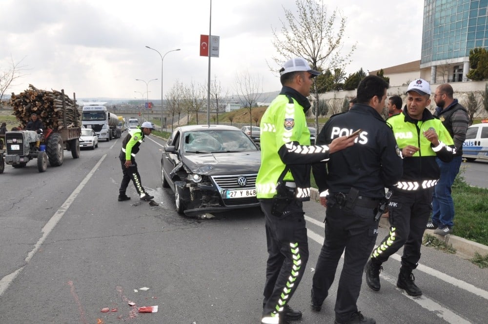 Şerit değiştirmek isteyen motosiklet otomobile çarptı: 1 yaralı 