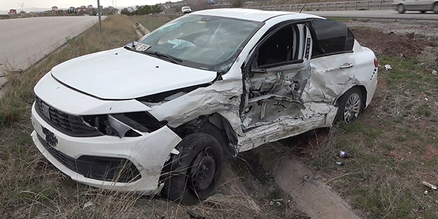 Şerit ihlali yaptı faciayı getirdi! Otomobile çarpıp metrelerce takla attı