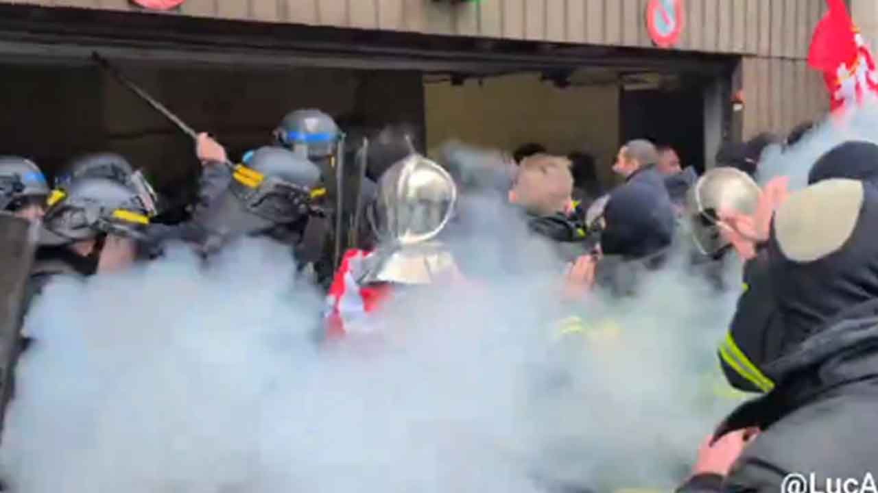 Sert müdahale sonrası itfaiyeciler polisleri öyle bir dağıttı ki! Çil yavrusu gibi dağıldılar