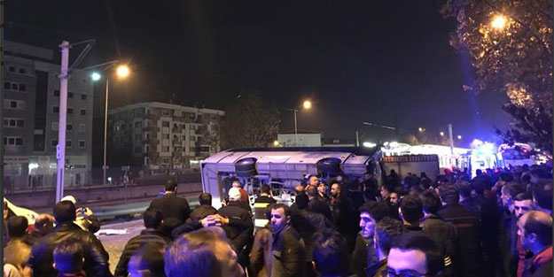 Servis arabası iki otomobile çarptı… Çok sayıda ölü ve yaralı var