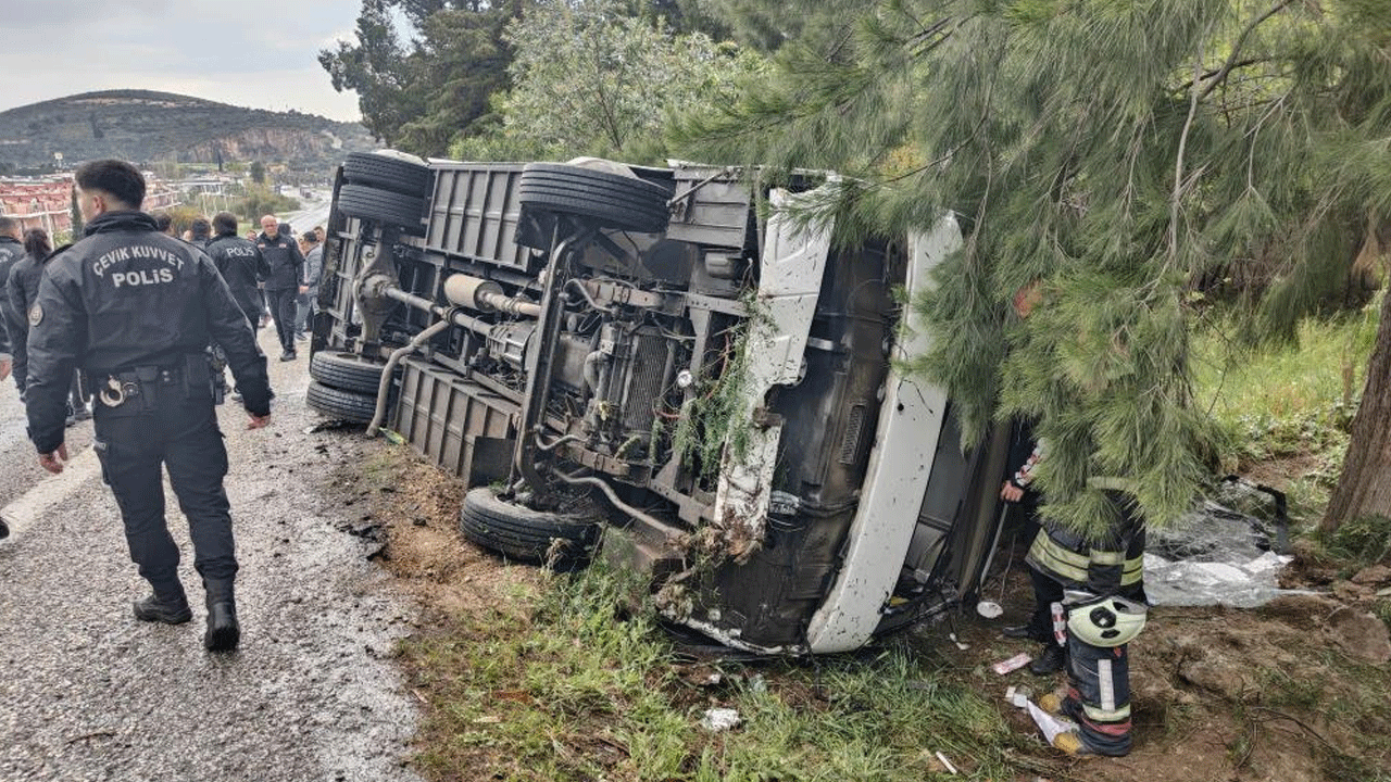 Servis aracı devrildi! Çok sayıda yaralı var