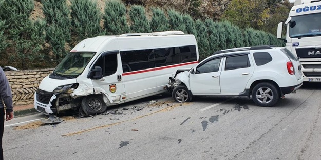Servis aracı ile cip birbirine girdi: Yaralılar var
