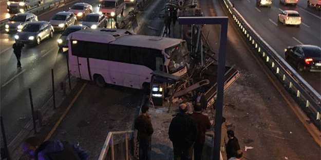 Servis aracı Metrobüs durağına çarptı!
