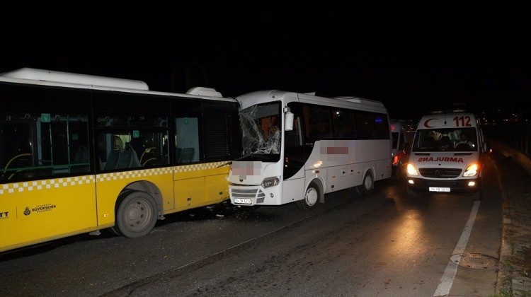 Servis aracı otobüse çarptı: 8 kişi yaralı