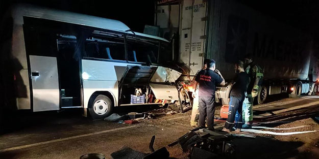 Servis aracı TIR'la çarpıştı! Feci kaza