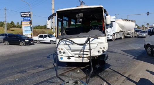Servis aracı tur otobüsüyle çarpıştı: Yaralı turistler var!