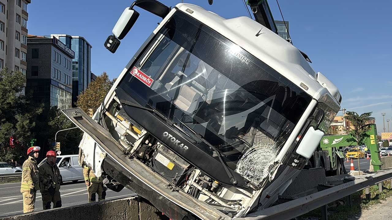 Servis başka araca çarpıp bariyerlere çıktı! Kadıköy’de feci kaza