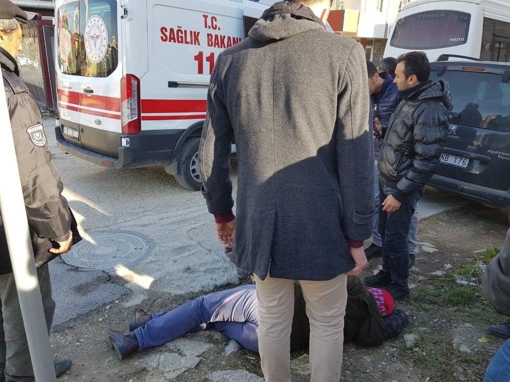 Servis bekleyen yayaya çarptı 