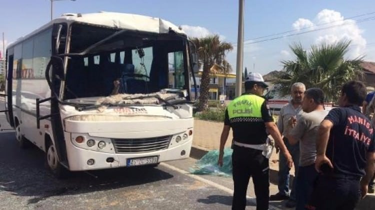 Servis midibüsü kamyona çarptı! Yaralılar var