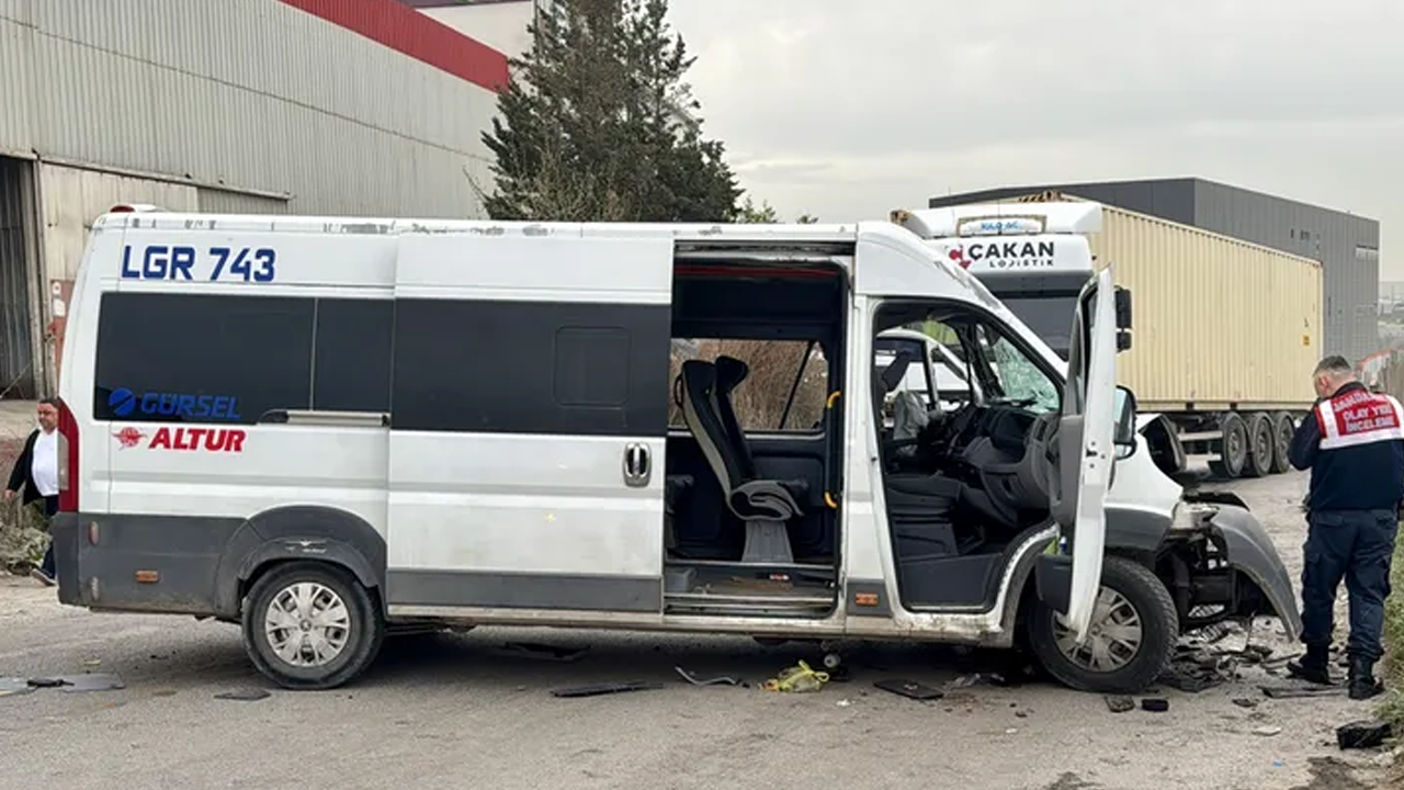 Servis minibü tırla çarpıştı: 8 kişi yaralandı!