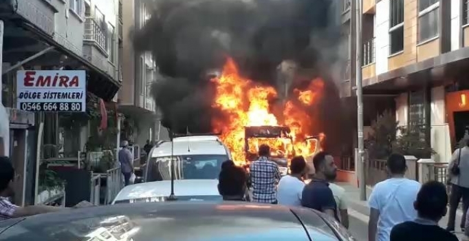 Servis minibüsü alev alev yandı