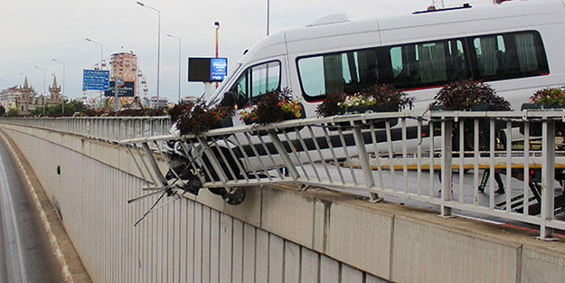 Servis minibüsü bariyerde asılı kaldı