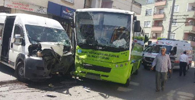 Servis minibüsü halk otobüsüne çarptı: 21 yaralı