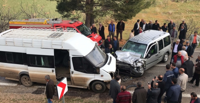 Servis minibüsü ile hafif ticari araç çarpıştı: 14 kişi yaralı 