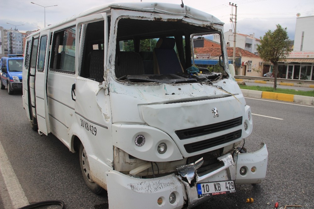 Servis minibüsü ile kamyon çarpıştı, 6 zeytin işçisi yaralandı 