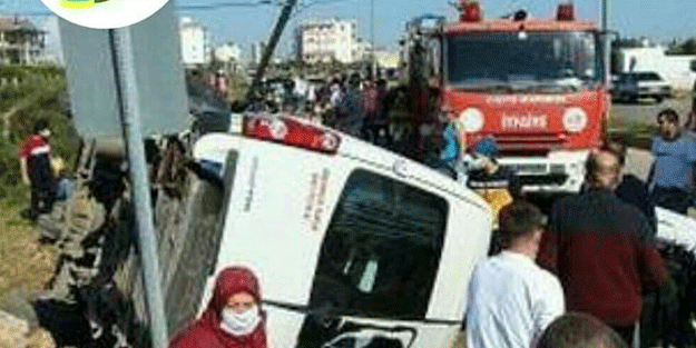 Servis minibüsü ile otomobil çarpıştı: 1 kişi öldü, 8 kişi yaralandı