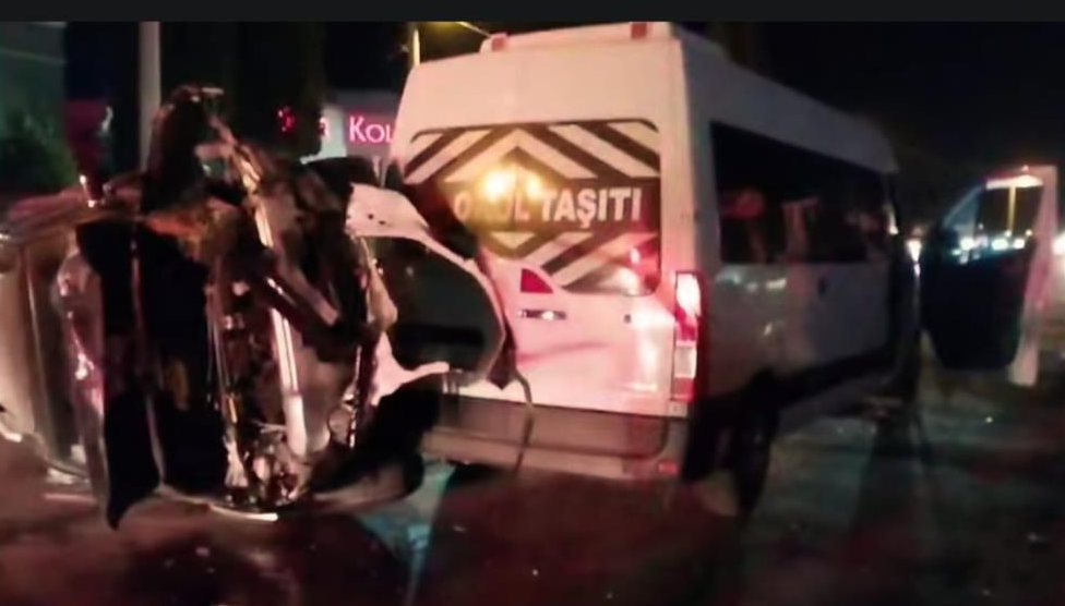 Servis minibüsü ile otomobil çarpıştı: 3 yaralı var