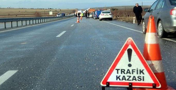 Servis minibüsü ile otomobil çarpıştı: 9 yaralı