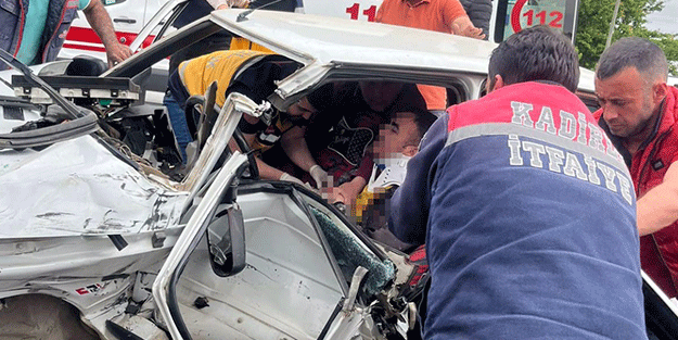 Servis minibüsü ile otomobil çarpıştı!