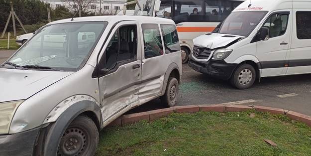 Servis minibüsü, polis otosuna çarptı! 2 polis yaralandı