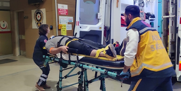 Servis minibüsü TIR'a çarptı: Yaralılar var