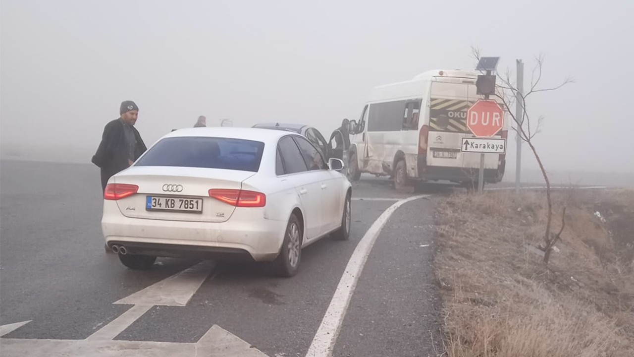 Servis minibüsü ve otomobil birbirine girdi! 5’i öğrenci 10 yaralı