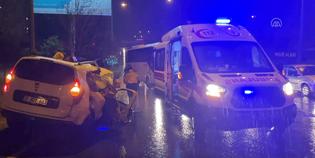 Servis minibüsüne çarpan ticari aracın sürücüsü yaralandı