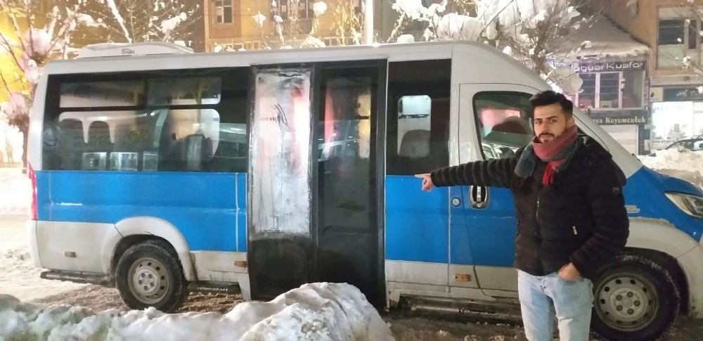 Servis minibüsünün camını kırarak 300 TL çaldılar 