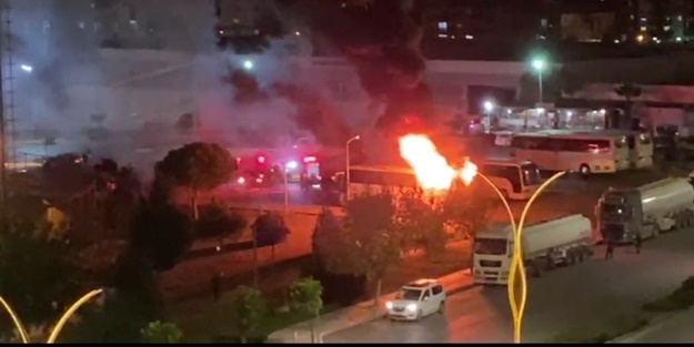 Servis otobüsü alev alev böyle yandı