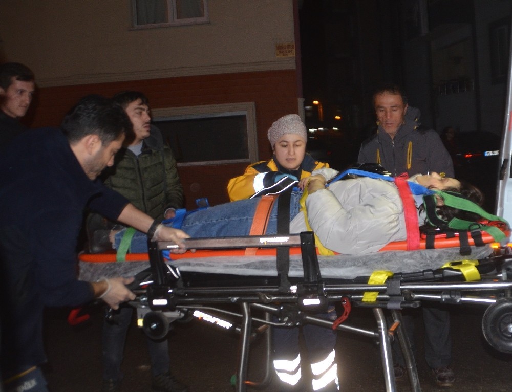 Servis otobüsü ile otomobil çarpıştı: 1 yaralı 