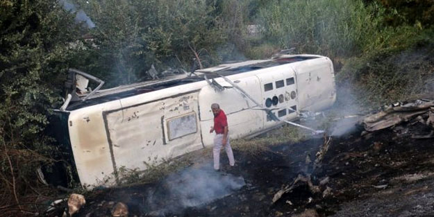 Servis otobüsü kaza yaptı: 20 yaralı
