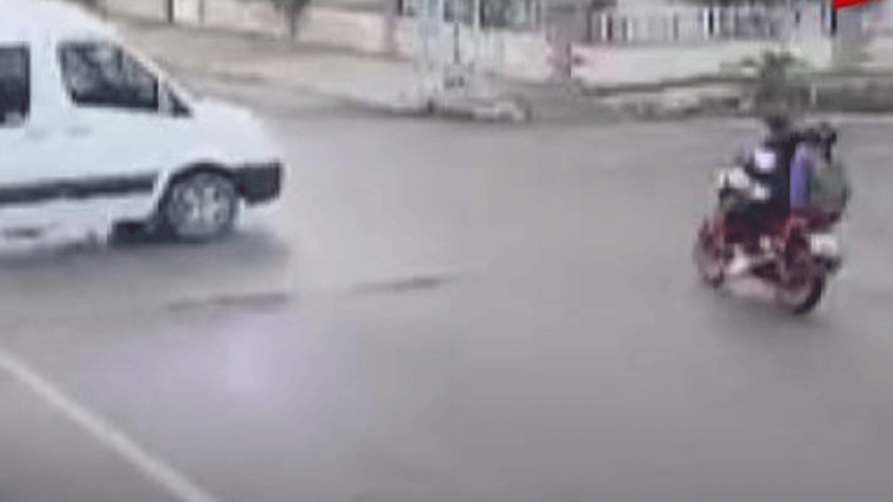 Servisle çarpışan motosikletteki çocuk öldü!