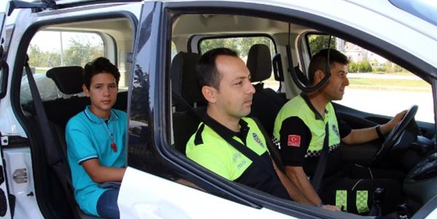 Servisle okula giden öğrenci polis arabasıyla geri geldi