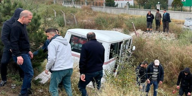 Servisle otomobil çarpıştı: Çok sayıda yaralı var