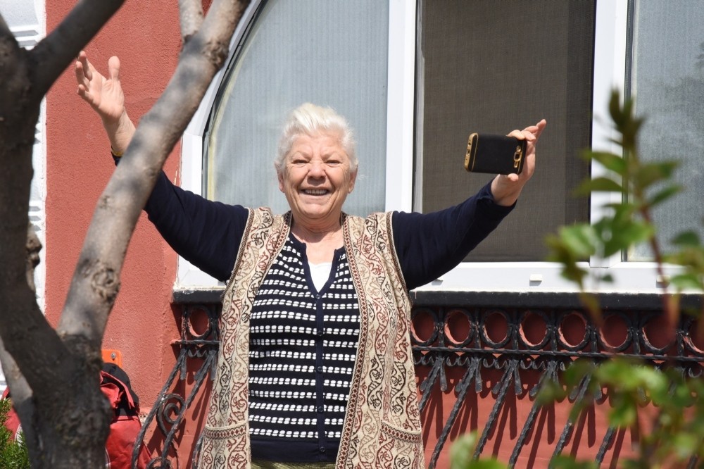 Sesi duyan balkonlara koştu 
