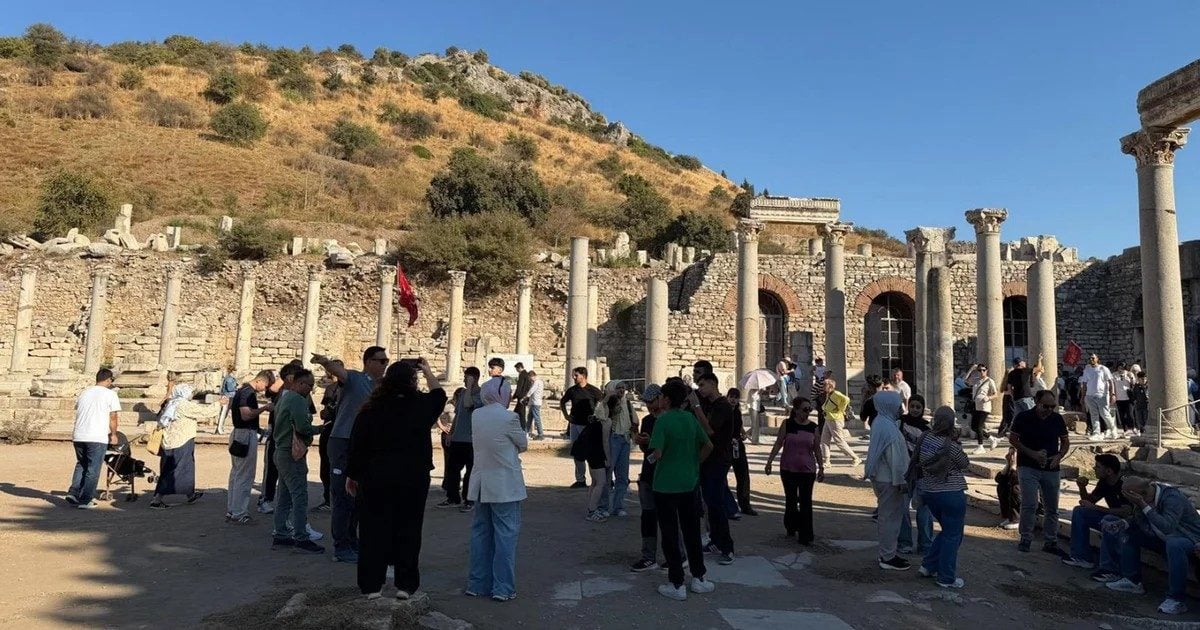 'Sesler yoktu ama sevgi vardı': İşitme engelli gençler İzmir'i gezdi