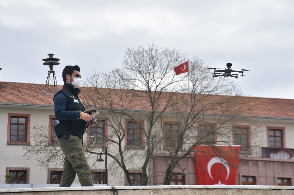 Sesli drone ile sokağa çıkanlar uyarılıyor 