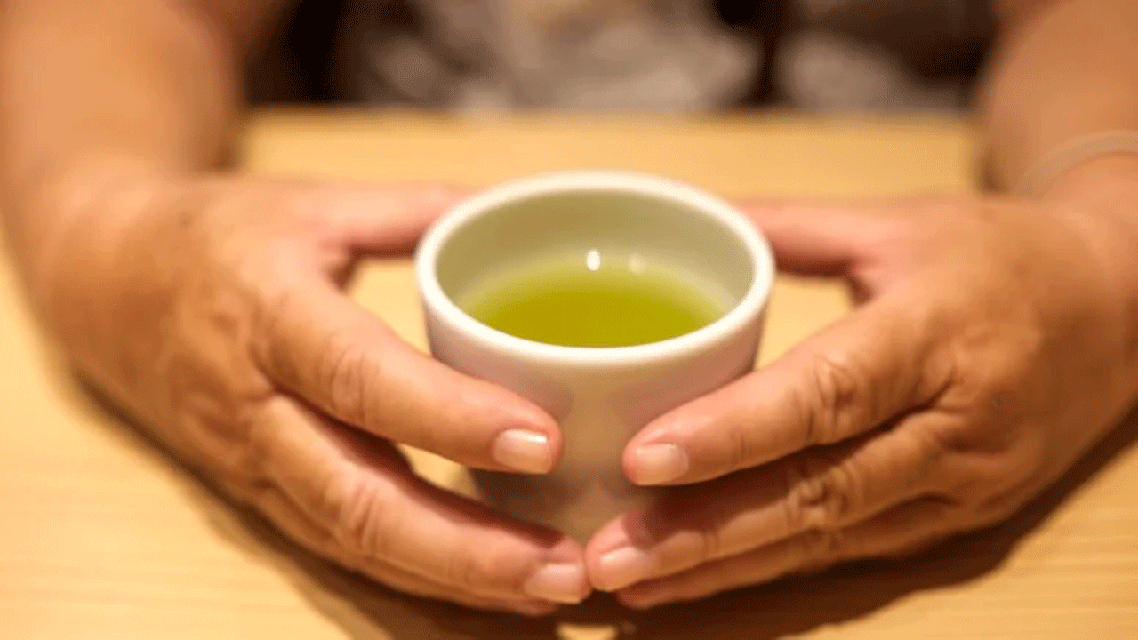 Severek tüketilen bu içecek ağız kanserine yol açıyor!