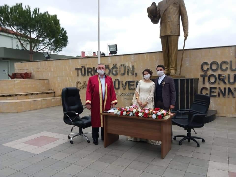 Sevgileri korona virüsü dinlemedi 
