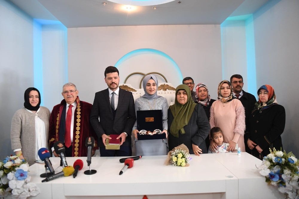 Sevgililer Gününde 17 çifte toplu nikah 