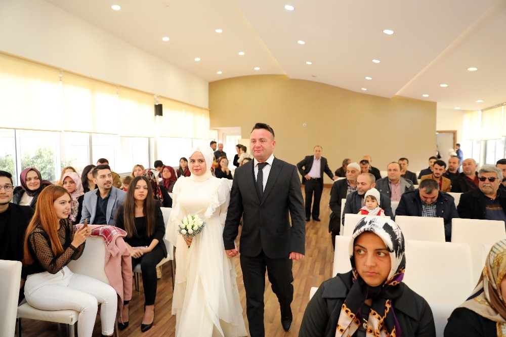 Sevgililer Gününde 24 çift mutluluğa ’evet’ dedi 