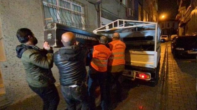 Sevgililer gününde eşini boğazından bıçaklayarak öldürdü